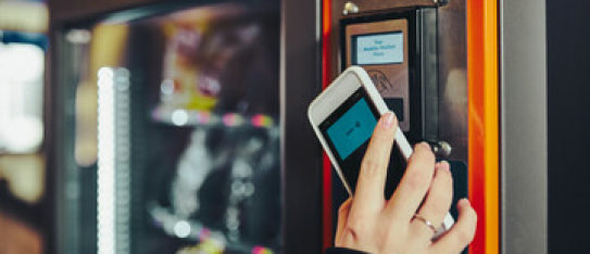 CCV IM30 unattended pinautomaat in een vending machine waarop een contactloze betaling wordt uitgevoerd