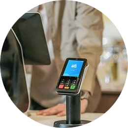 Een CCV Nexus Pad A35 vaste pinautomaat die aan een kasssa is gekoppeld. U kan deze vaste pinautomaat kopen bij PinDIrect