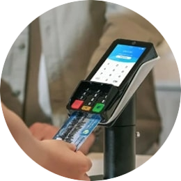 Iemand die hun pinpas insteekt bij een CCV Nexus Pad A35 vaste pinautomaat. U kan deze vaste pinautomaat kopen bij PinDirect