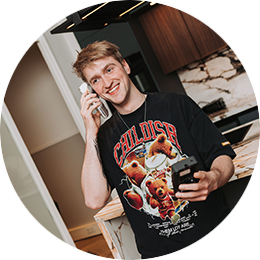 Aandacht Iemand met twee pinautomaten in zijn handen