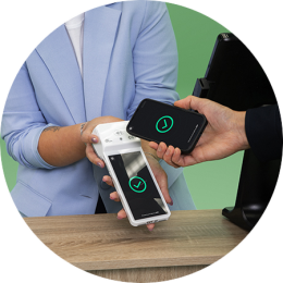 Iemand die een contactloze betaling doet met hun smartphone op een CCV Plus Mobile A960 die je kan kopen of huren bij PinDirect