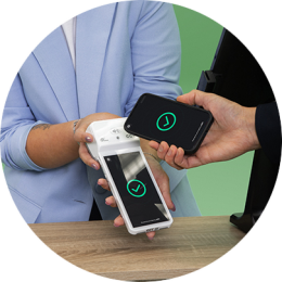 Iemand die een contactloze betaling doet met hun smartphone op een CCV Plus Mobile A960 die je kan kopen of huren bij PinDirect