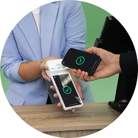 Iemand die een contactloze betaling doet met hun smartphone op een CCV Plus Mobile A960 die je kan kopen of huren bij PinDirect