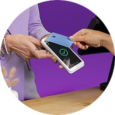 Voordelen OpenVPN Iemand die een contactloze betaling doet op een CCV Compact A77C die gebruik maakt van de OpenVPN app