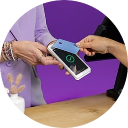 Iemand die een contactloze betaling doet op een CCV Compact A77C die gebruik maakt van de OpenVPN app