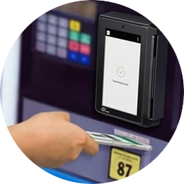 Iemand die een contactloze betaling doet op een CCV IM30 onbemande pinautomaat met een mobiele telefoon