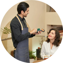 Twee mensen in een restaurant die een contactloze betaling op een CCV Mobile A920 uitvoeren