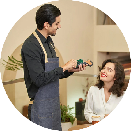 Twee mensen in een restaurant die een contactloze betaling op een CCV Mobile A920 uitvoeren