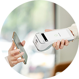 Voordelen Scan'r App CCV Mobile A920 die een QR code scant op een telefoon via de Scan'r app