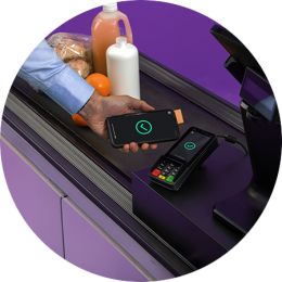 CCV Nexus Pad A35 vervangen Iemand die een contactloze betaling verricht op een CCV Duo Base A80-A35