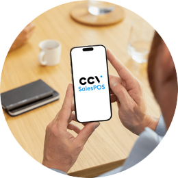 Iemand die CCV SalesPOS op hun telefoon gebruikt