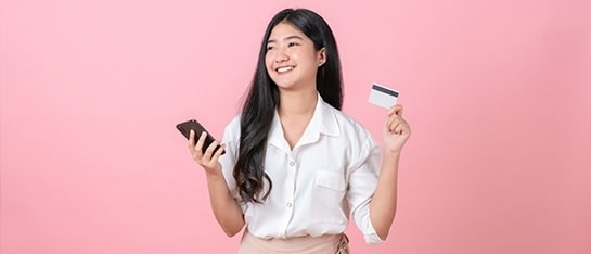 Iemand die een mobiele betaling doet met CCV SalesPOS