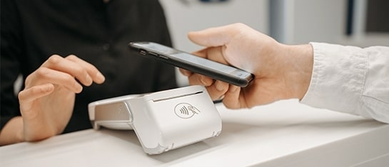 Iemand die gebruik maakt van de CCV SalesPOS mobiele kassa app op een CCV Mobile A920