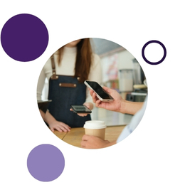 Iemand die een betaling doet op een Android telefoon met CCV Tap to Pay SoftPOS