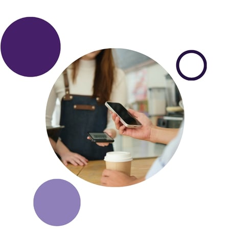 Iemand die een betaling doet op een Android telefoon met CCV Tap to Pay SoftPOS