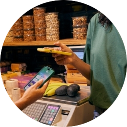 Iemand die CCV Tap to Pay SoftPOS gebruikt in hun winkel