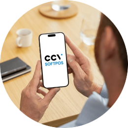 CCV SoftPOS betaling op telefoon als pinautomaat Iemand die CCV Tap to Pay SoftPOS gebruikt in hun restaurant