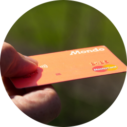 Iemand die een betaalkaart van Mastercard aanbiedt