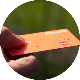 Iemand die een betaalkaart van Mastercard aanbiedt