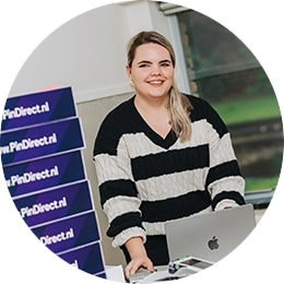 Groei Iemand die naast PinDirect dozen staat