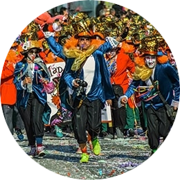 Mensen in een parade tijdens carnaval met gehuurde evenement pinautomaten