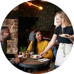 2 mensen in een restaurant die straks een fooi pinbon krijgen