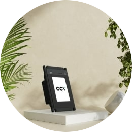 Groene omgeving met een CCV Frame IM15 onbemande pinautomaat