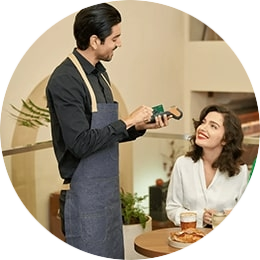 Twee mensen in een restaurant die een debitcard betaling verrichten op een CCV Mobile A920 huur pinapparaat