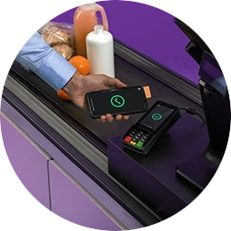 Iemand die een contactloze betaling doet op een CCV Nexus Pad A35 en nadenkt over veelgestelde vragen bij een kassagekoppelde pinautomaat