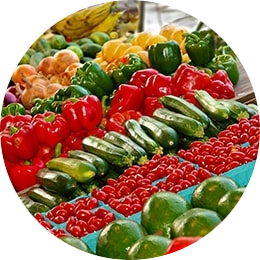 Marktkraam met een pinautomaat vol met groente en fruit