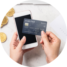 Iemand met financiële geschriften die een betaling uitvoert met hun creditcard op een Android smartphone. Door de CCV Tap to Pay fungeert de telefoon als pinautomaat. Zo heeft u een pinapparaat op uw telefoon.