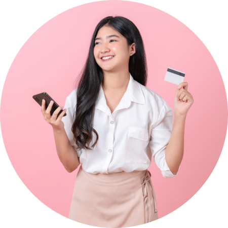 Vrouw met een horeca schort en een betaalpas met Android smartphone waar CCV Tap to Pay op zit. Zo fungeert haar telefoon als pinautomaat