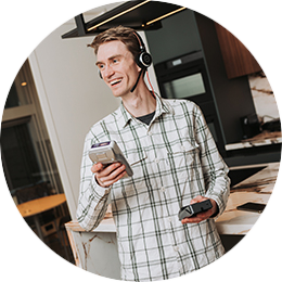 Iemand van PinDirect die een klant aan de telefoon helpt