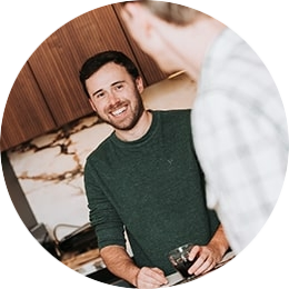 Iemand die naar een ander persoon lacht