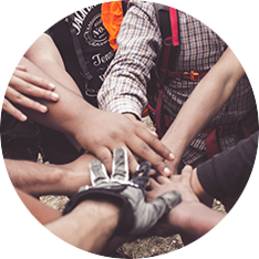 Mensen die hun handen op elkaar doen