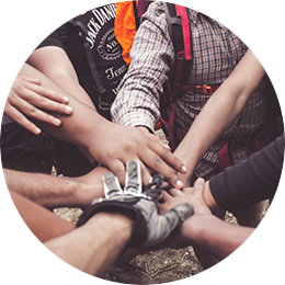 Mensen die hun handen op elkaar doen