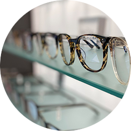 Brillen van een opticien die een pinautomaat van PinDirect gebruikt