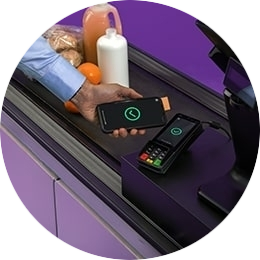 Iemand die een contactloze betaling doet op een CCV Nexus Pad A35 en nadenkt over veelgestelde vragen bij een vaste pinautomaat kopen