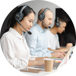 Mensen met een headset op die werken op de support afdeling en service verlenen voor lease pinautomaten