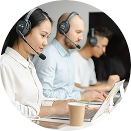 Mensen met een headset op die werken op de support afdeling die service verlenen voor tijdelijke pinautomaat voor evenementen die u kan huren voor 1 dag