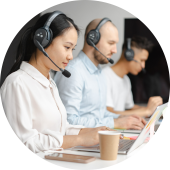 Mensen met een headset op die werken op de support afdeling van PinDirect en service verlenen aan klanten