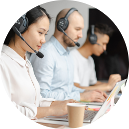 Mensen met een headset op die werken op de support afdeling