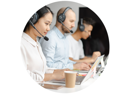 Onze service Mensen met een headset op die werken op de support afdeling
