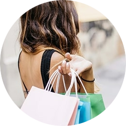 Iemand die aan het shoppen is en gebruik gaat maken van een retail pinautomaat