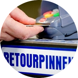 retourpinnen sticker onder een pinautomaat met extra modules waar afgerekend wordt