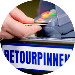 retourpinnen sticker onder een pinautomaat waar afgerekend wordt