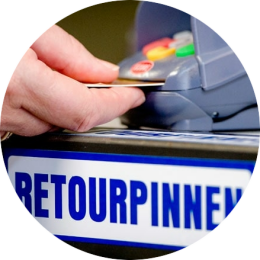 retourpinnen sticker onder een pinautomaat waar afgerekend wordt