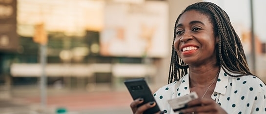 Vrouw die gebruik maakt van de SalesPOS mobiele kassa app op haar telefoon