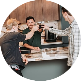 Mensen die proosten op een geslaagde partnership