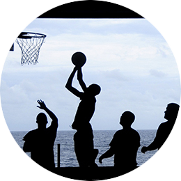Mensen die basketballen en gebruik maken van een sport en recreatie pinautomaat